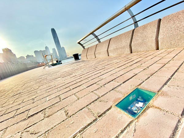 連接添馬與灣仔香港會議展覽中心的海濱長廊今天（十月二十一日）正式開放。市民可於新的海濱長廊眺望中環及尖沙咀一帶。